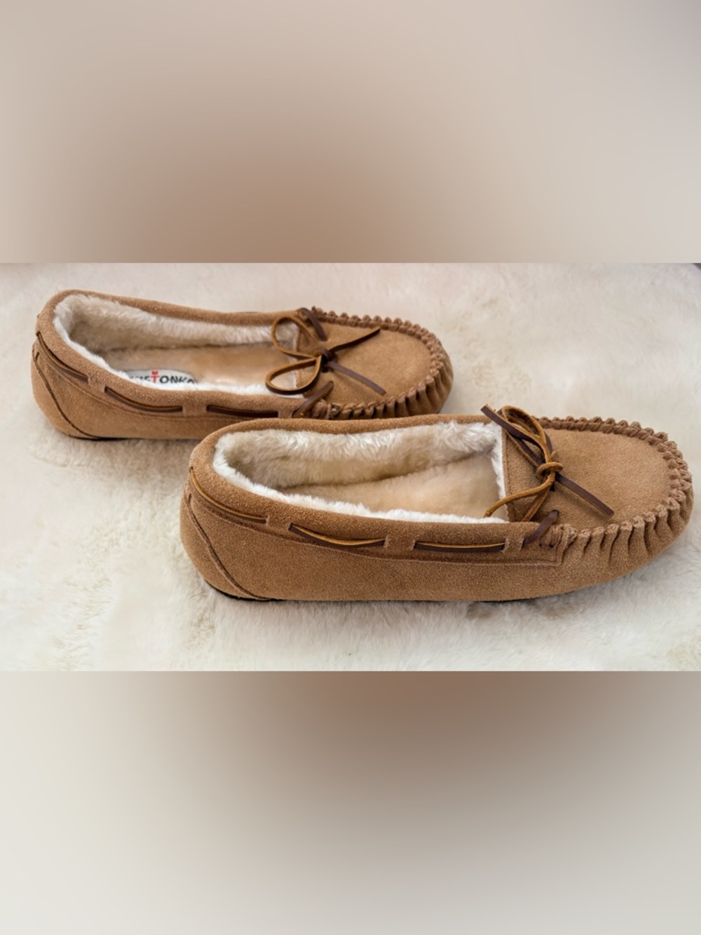 Minnetonka Chestnut Leather and Faux Fur Moccasin Slippers - Size 9
